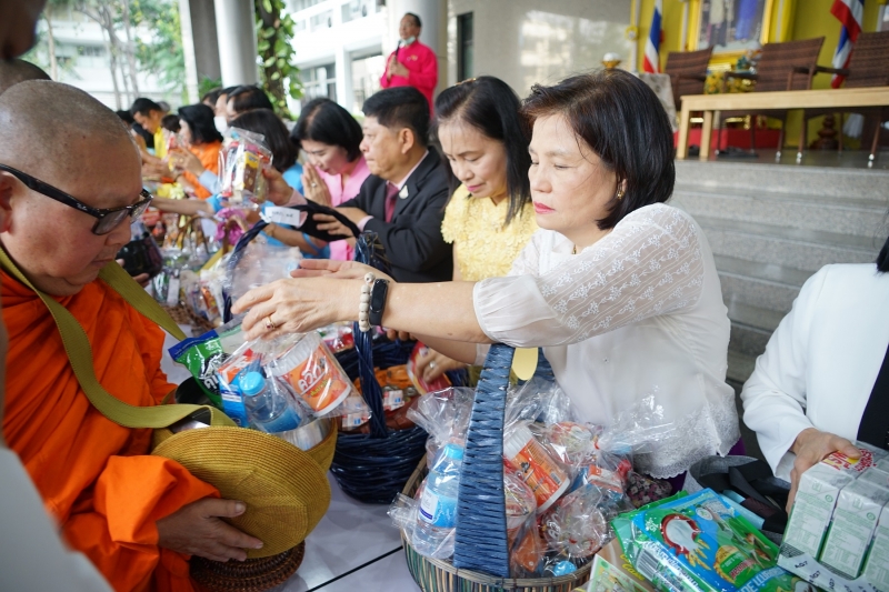 พิธีทำบุญตักบาตรข้าวสารอาหารแห้ง คณะสงฆ์จำนวน 9 รูป จากวัดไผ่ตัน เขตพญาไท กรุงเทพฯ