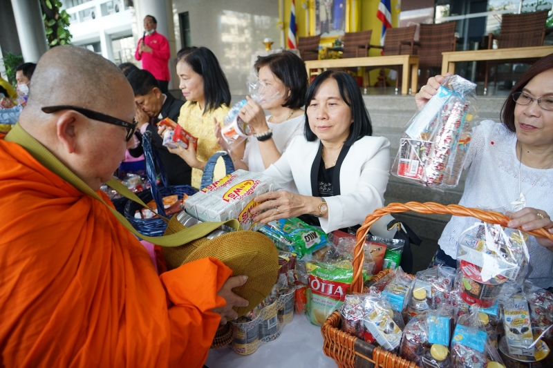 พิธีทำบุญตักบาตรข้าวสารอาหารแห้ง คณะสงฆ์จำนวน 9 รูป จากวัดไผ่ตัน เขตพญาไท กรุงเทพฯ