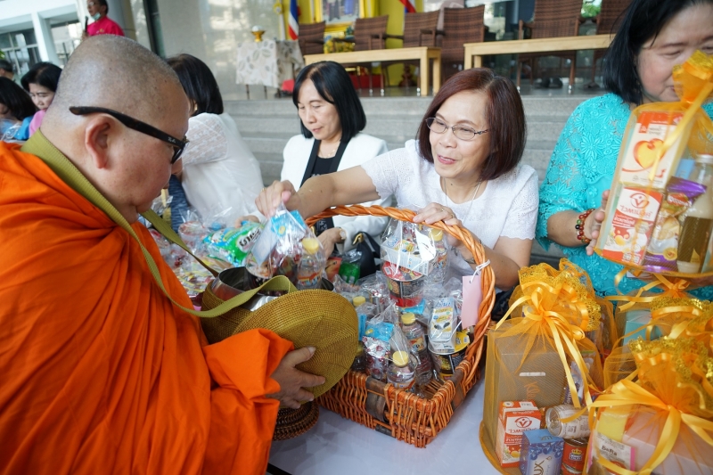 พิธีทำบุญตักบาตรข้าวสารอาหารแห้ง คณะสงฆ์จำนวน 9 รูป จากวัดไผ่ตัน เขตพญาไท กรุงเทพฯ