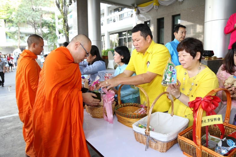 พิธีทำบุญตักบาตรข้าวสารอาหารแห้ง คณะสงฆ์จำนวน 9 รูป จากวัดไผ่ตัน เขตพญาไท กรุงเทพฯ