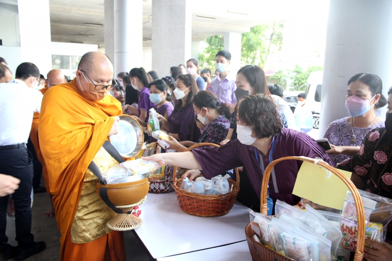 พิธีทำบุญตักบาตรข้าวสารอาหารแห้ง คณะสงฆ์จากวัดเทพธิดารามวรวิหาร พระอารามหลวง เพื่อถวายเป็นพระราชกุศลแด่สมเด็จพระนางเจ้าฯ พระบรมร