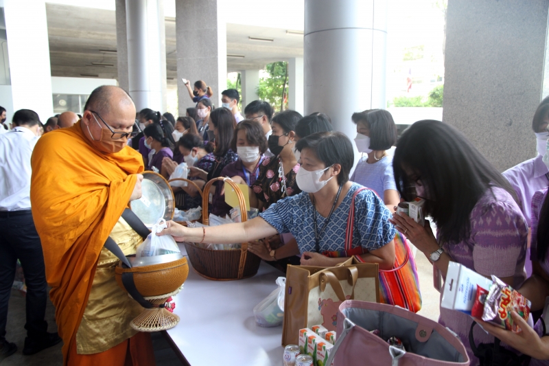 พิธีทำบุญตักบาตรข้าวสารอาหารแห้ง คณะสงฆ์จากวัดเทพธิดารามวรวิหาร พระอารามหลวง เพื่อถวายเป็นพระราชกุศลแด่สมเด็จพระนางเจ้าฯ พระบรมร