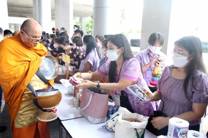 พิธีทำบุญตักบาตรข้าวสารอาหารแห้ง คณะสงฆ์จากวัดเทพธิดารามวรวิหาร พระอารามหลวง เพื่อถวายเป็นพระราชกุศลแด่สมเด็จพระนางเจ้าฯ พระบรมร