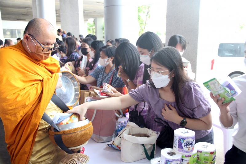 พิธีทำบุญตักบาตรข้าวสารอาหารแห้ง คณะสงฆ์จากวัดเทพธิดารามวรวิหาร พระอารามหลวง เพื่อถวายเป็นพระราชกุศลแด่สมเด็จพระนางเจ้าฯ พระบรมร