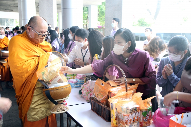 พิธีทำบุญตักบาตรข้าวสารอาหารแห้ง คณะสงฆ์จากวัดเทพธิดารามวรวิหาร พระอารามหลวง เพื่อถวายเป็นพระราชกุศลแด่สมเด็จพระนางเจ้าฯ พระบรมร