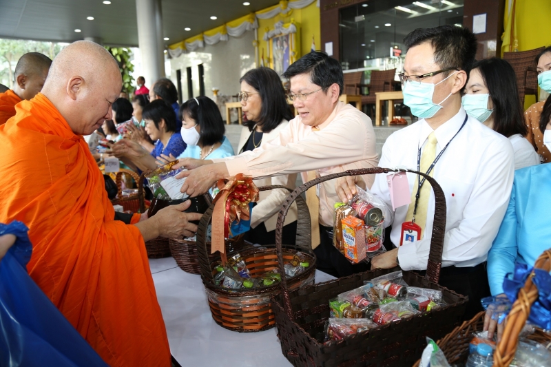 พิธีทำบุญตักบาตรข้าวสารอาหารแห้ง คณะสงฆ์จำนวน 9 รูป จากวัดไผ่ตัน เขตพญาไท กรุงเทพฯ