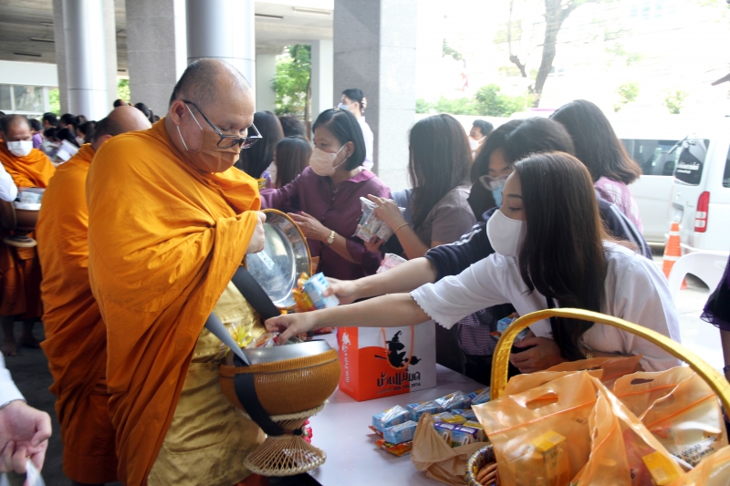 พิธีทำบุญตักบาตรข้าวสารอาหารแห้ง คณะสงฆ์จากวัดเทพธิดารามวรวิหาร พระอารามหลวง เพื่อถวายเป็นพระราชกุศลแด่สมเด็จพระนางเจ้าฯ พระบรมร