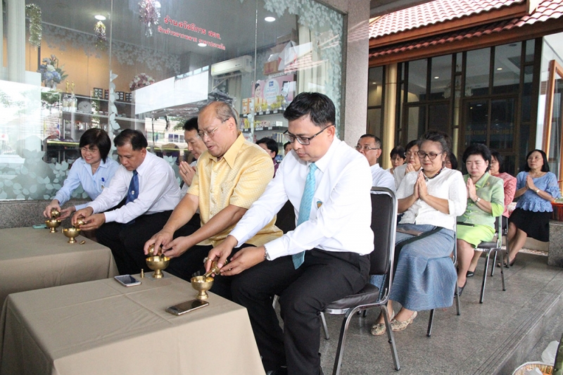 ทำบุญตักบาตรข้าวสารอาหารแห้ง