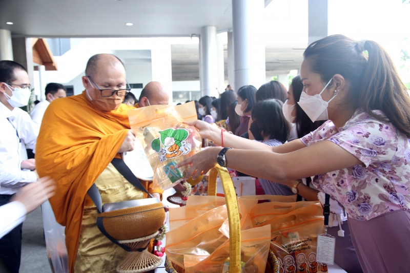 พิธีทำบุญตักบาตรข้าวสารอาหารแห้ง คณะสงฆ์จากวัดเทพธิดารามวรวิหาร พระอารามหลวง เพื่อถวายเป็นพระราชกุศลแด่สมเด็จพระนางเจ้าฯ พระบรมร