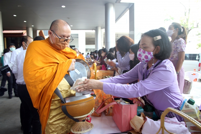 พิธีทำบุญตักบาตรข้าวสารอาหารแห้ง คณะสงฆ์จากวัดเทพธิดารามวรวิหาร พระอารามหลวง เพื่อถวายเป็นพระราชกุศลแด่สมเด็จพระนางเจ้าฯ พระบรมร