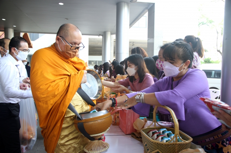 พิธีทำบุญตักบาตรข้าวสารอาหารแห้ง คณะสงฆ์จากวัดเทพธิดารามวรวิหาร พระอารามหลวง เพื่อถวายเป็นพระราชกุศลแด่สมเด็จพระนางเจ้าฯ พระบรมร