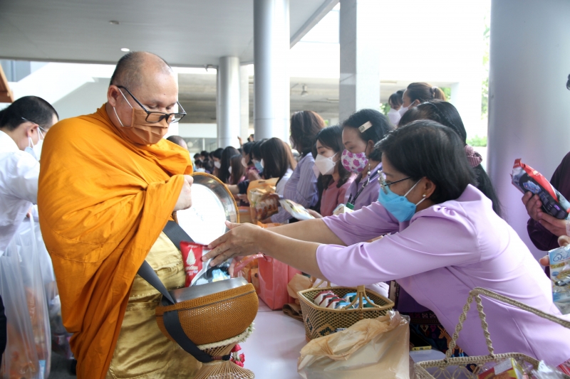 พิธีทำบุญตักบาตรข้าวสารอาหารแห้ง คณะสงฆ์จากวัดเทพธิดารามวรวิหาร พระอารามหลวง เพื่อถวายเป็นพระราชกุศลแด่สมเด็จพระนางเจ้าฯ พระบรมร