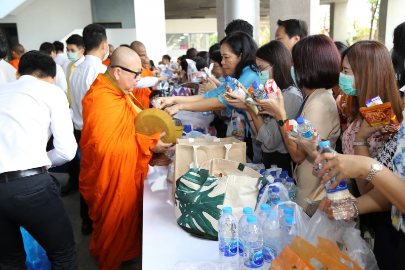 พิธีทำบุญตักบาตรข้าวสารอาหารแห้ง คณะสงฆ์จำนวน 9 รูป จากวัดไผ่ตัน เขตพญาไท กรุงเทพฯ