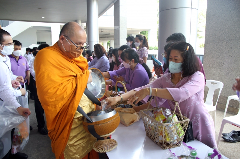 พิธีทำบุญตักบาตรข้าวสารอาหารแห้ง คณะสงฆ์จากวัดเทพธิดารามวรวิหาร พระอารามหลวง เพื่อถวายเป็นพระราชกุศลแด่สมเด็จพระนางเจ้าฯ พระบรมร