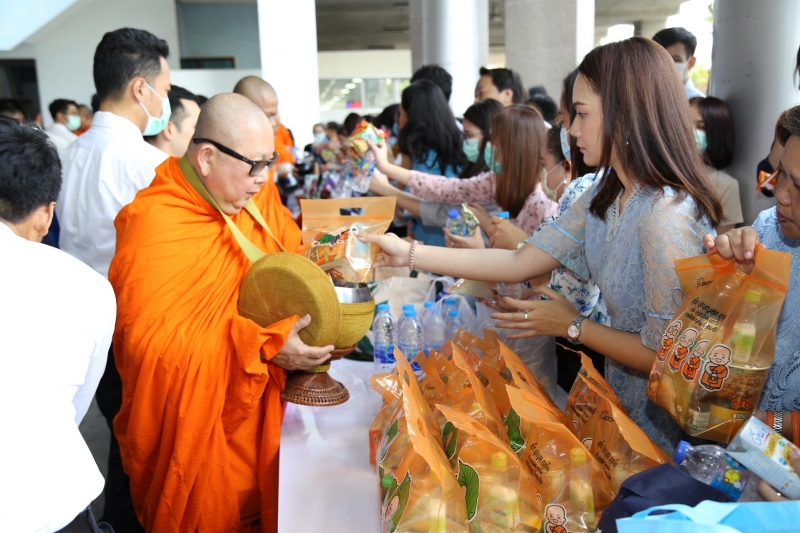 พิธีทำบุญตักบาตรข้าวสารอาหารแห้ง คณะสงฆ์จำนวน 9 รูป จากวัดไผ่ตัน เขตพญาไท กรุงเทพฯ