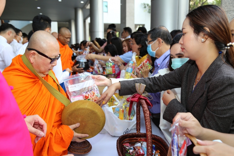 พิธีทำบุญตักบาตรข้าวสารอาหารแห้ง คณะสงฆ์จำนวน 9 รูป จากวัดไผ่ตัน เขตพญาไท กรุงเทพฯ
