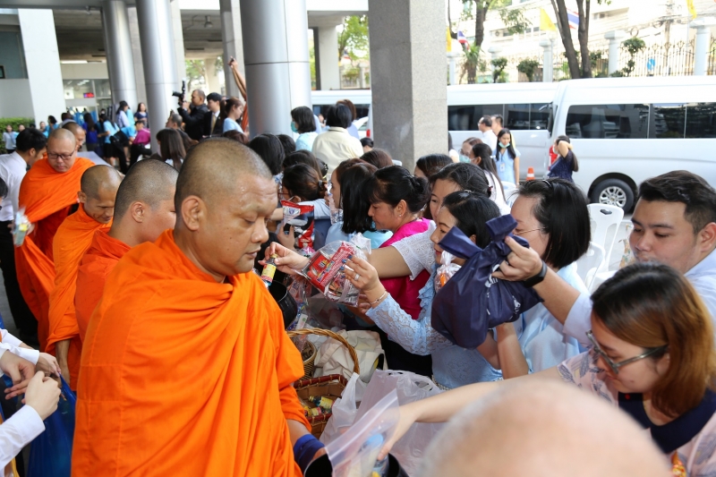 พิธีทำบุญตักบาตรข้าวสารอาหารแห้ง คณะสงฆ์จำนวน 9 รูป จากวัดไผ่ตัน เขตพญาไท กรุงเทพฯ