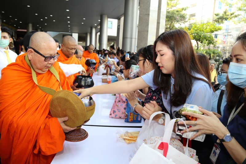 พิธีทำบุญตักบาตรข้าวสารอาหารแห้ง คณะสงฆ์จำนวน 9 รูป จากวัดไผ่ตัน เขตพญาไท กรุงเทพฯ