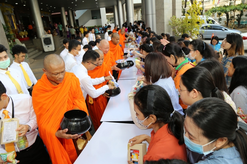 พิธีทำบุญตักบาตรข้าวสารอาหารแห้ง คณะสงฆ์จำนวน 9 รูป จากวัดไผ่ตัน เขตพญาไท กรุงเทพฯ