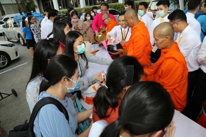 พิธีทำบุญตักบาตรข้าวสารอาหารแห้ง คณะสงฆ์จำนวน 9 รูป จากวัดไผ่ตัน เขตพญาไท กรุงเทพฯ