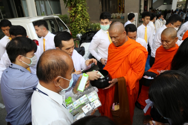 พิธีทำบุญตักบาตรข้าวสารอาหารแห้ง คณะสงฆ์จำนวน 9 รูป จากวัดไผ่ตัน เขตพญาไท กรุงเทพฯ