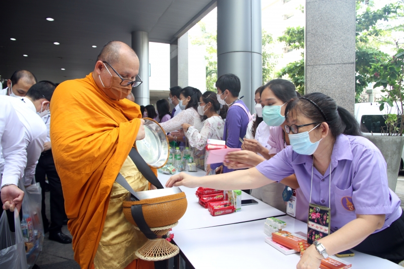 พิธีทำบุญตักบาตรข้าวสารอาหารแห้ง คณะสงฆ์จากวัดเทพธิดารามวรวิหาร พระอารามหลวง เพื่อถวายเป็นพระราชกุศลแด่สมเด็จพระนางเจ้าฯ พระบรมร