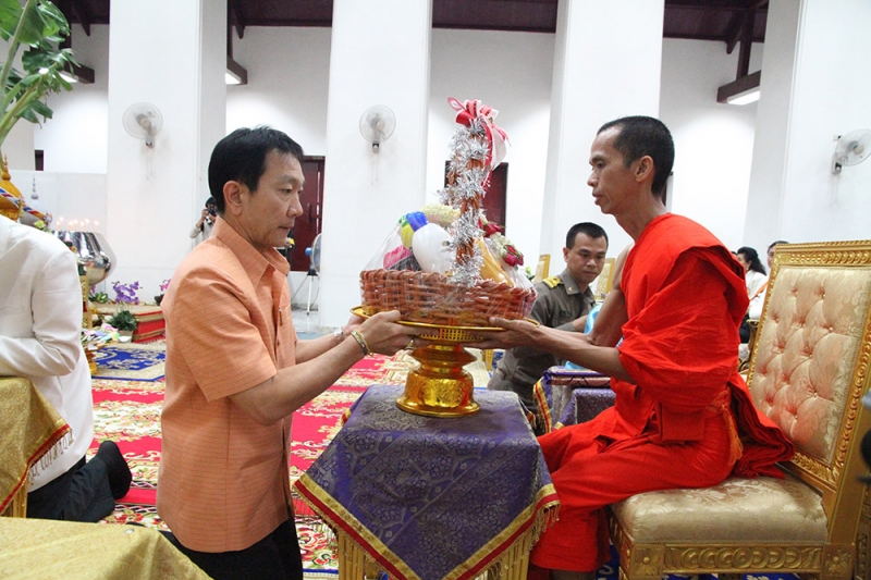 ร่วมทำบุญเป็นเจ้าภาพและเป็นประธานร่วมรับฟังเทศน์มหาชาติเวสสันดรชาดก