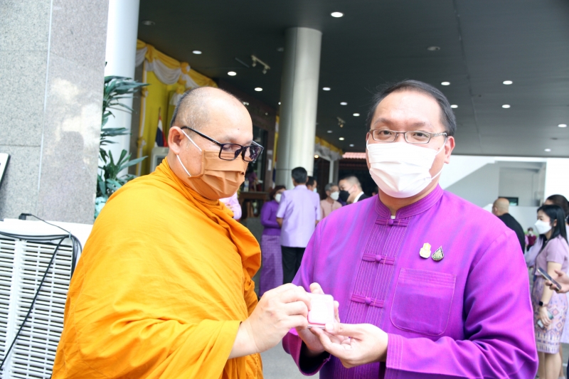 พิธีทำบุญตักบาตรข้าวสารอาหารแห้ง คณะสงฆ์จากวัดเทพธิดารามวรวิหาร พระอารามหลวง เพื่อถวายเป็นพระราชกุศลแด่สมเด็จพระนางเจ้าฯ พระบรมร