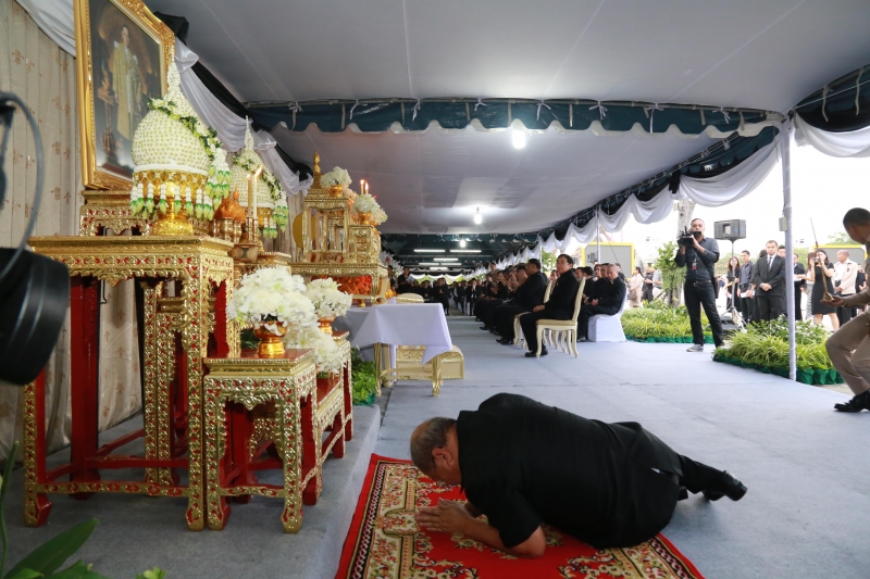 พิธีตักบาตรวันคล้ายวันพระบรมราชสมภพ 5 ธันวาคม