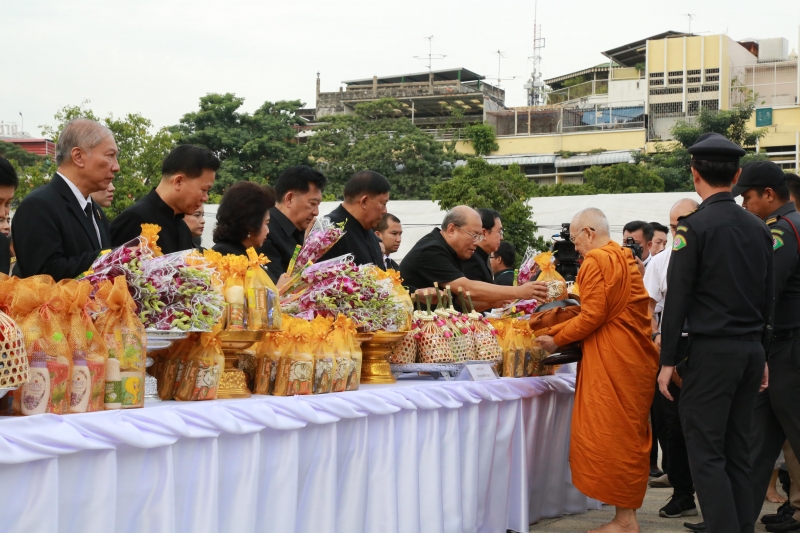 พิธีตักบาตรวันคล้ายวันพระบรมราชสมภพ 5 ธันวาคม