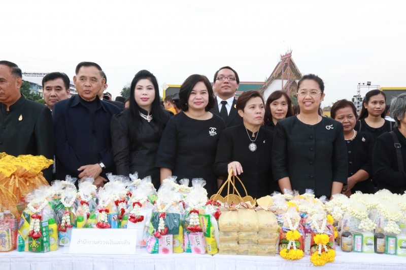 พิธีตักบาตรวันคล้ายวันพระบรมราชสมภพ 5 ธันวาคม