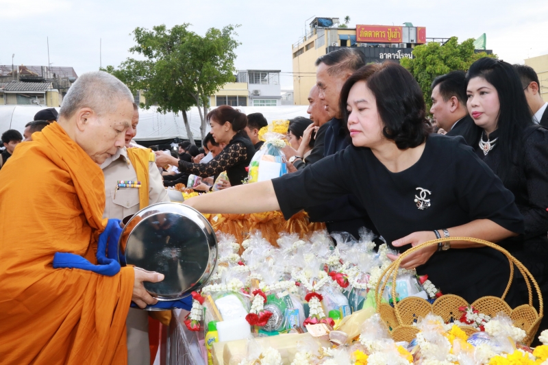 พิธีตักบาตรวันคล้ายวันพระบรมราชสมภพ 5 ธันวาคม