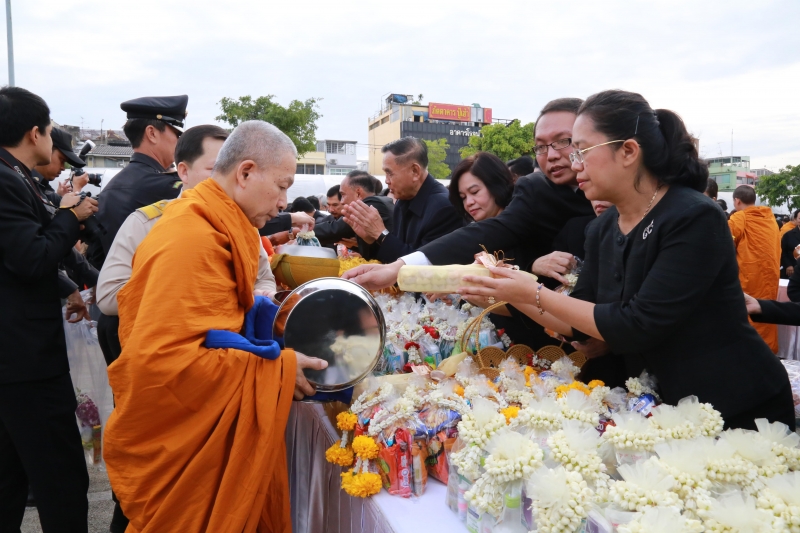 พิธีตักบาตรวันคล้ายวันพระบรมราชสมภพ 5 ธันวาคม