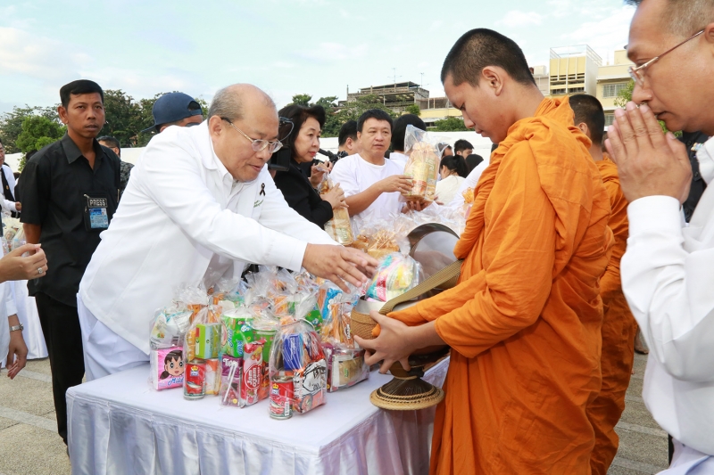 พิธีทำบุญตักบาตรเนื่องในเทศกาลปีใหม่ 2560