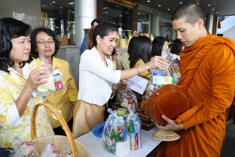 ตักบาตรประจำเดือนมิถุนายน 2559 เนื่องในโอกาสมหามงคลเสด็จเถลิงถวัลยราชสมบัติครบ 70 ปี