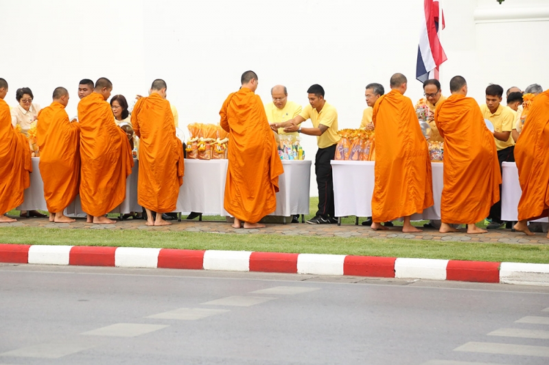 พิธีตักบาตรถวายเป็นพระราชกุศล และพิธีเจริญพระพุทธมนต์ถวายพระพรชัยมงคล  