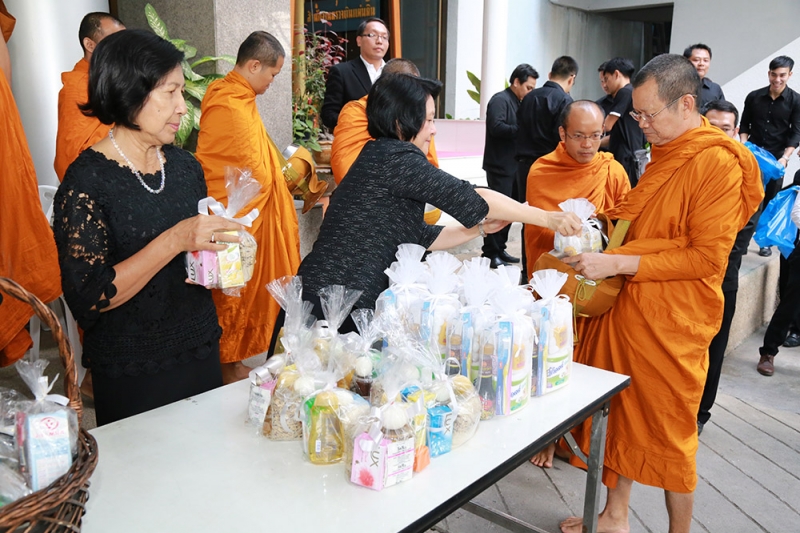 ตักบาตรปีใหม่ 2560