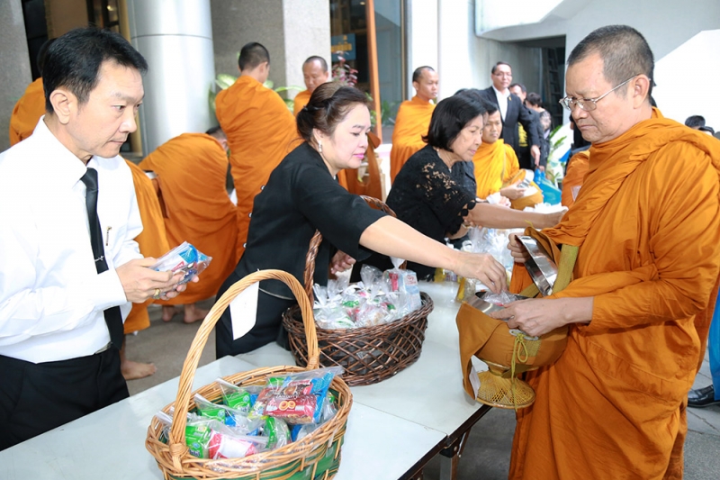 ตักบาตรปีใหม่ 2560