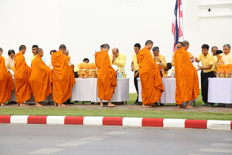 พิธีตักบาตรถวายเป็นพระราชกุศล และพิธีเจริญพระพุทธมนต์ถวายพระพรชัยมงคล  