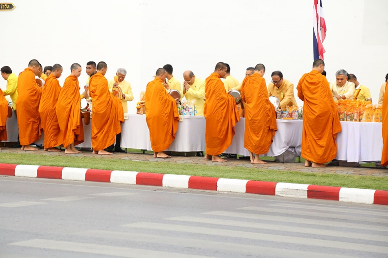 พิธีตักบาตรถวายเป็นพระราชกุศล และพิธีเจริญพระพุทธมนต์ถวายพระพรชัยมงคล  
