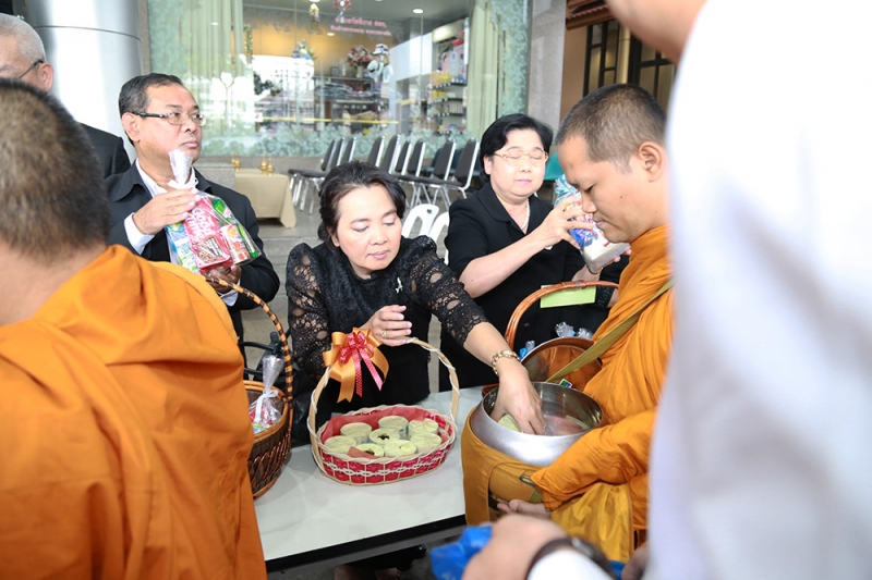 ตักบาตรปีใหม่ 2560