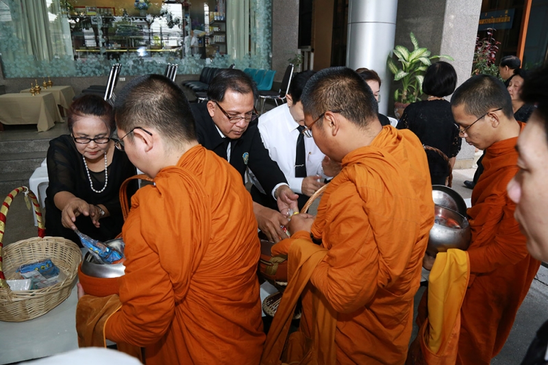 ตักบาตรปีใหม่ 2560