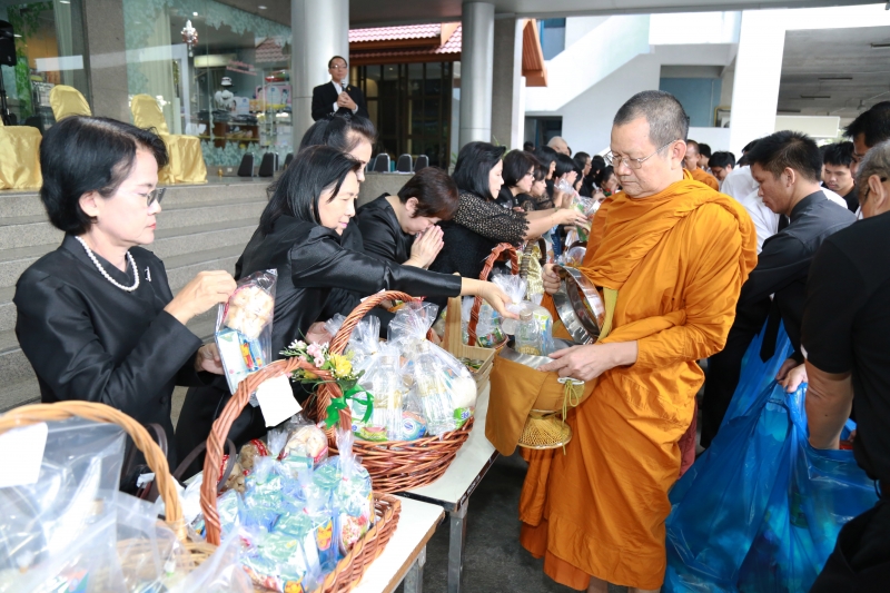ตักบาตรปีใหม่ 2560