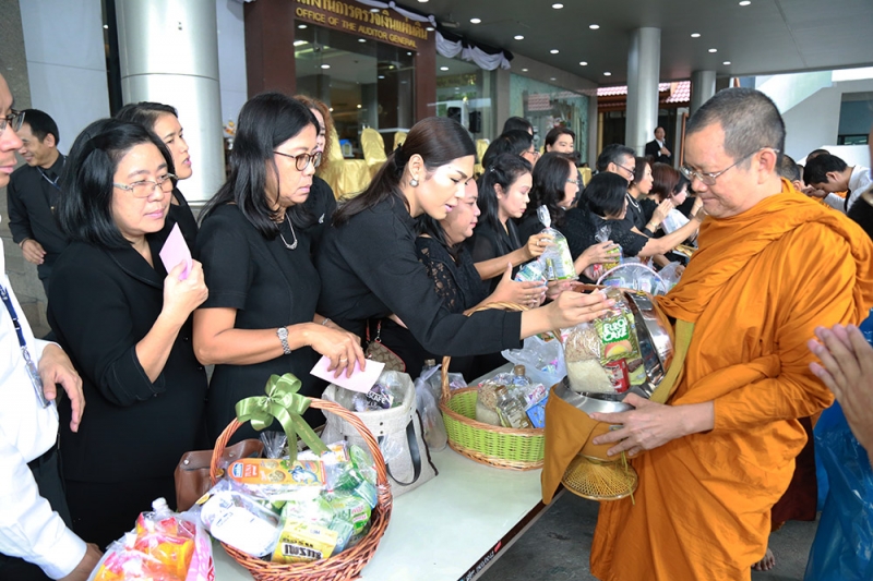 ตักบาตรปีใหม่ 2560