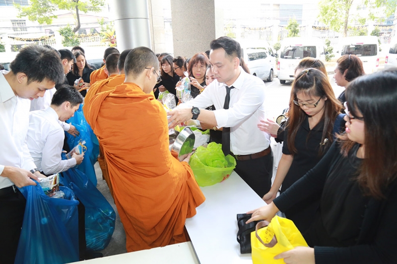 ตักบาตรปีใหม่ 2560
