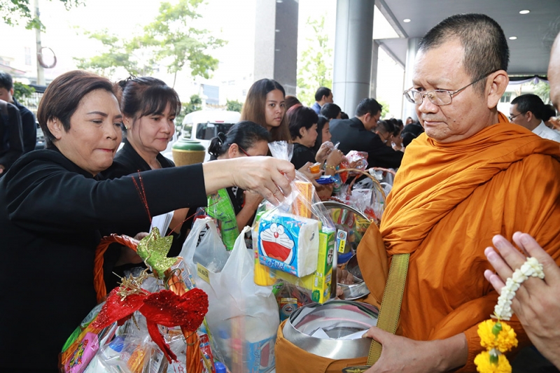 ตักบาตรปีใหม่ 2560