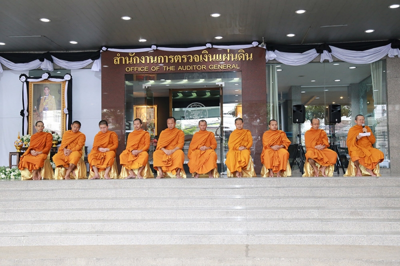 ตักบาตรปีใหม่ 2560