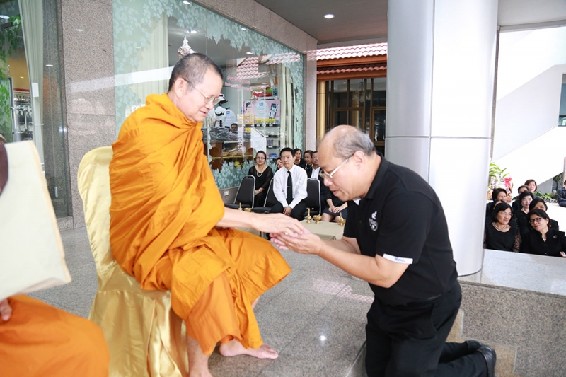 ตักบาตรปีใหม่ 2560