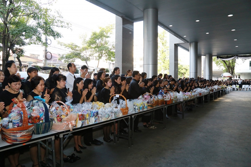 ร่วมทำบุญตักบาตรข้าวสารอาหารแห้ง