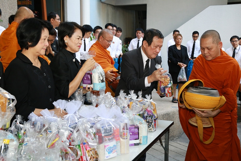 ร่วมทำบุญตักบาตรข้าวสารอาหารแห้ง